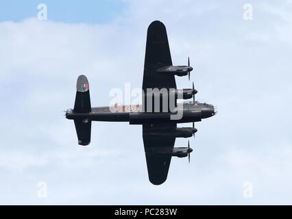 Meeting aérien de Torbay, dans le Devon, Angleterre : UN Royal Air Force World War Two bombardier Lancaster vole pendant son affichage frais généraux Banque D'Images