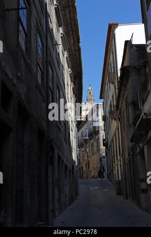 Porto, Portugal - Mars 23, 2015 : Vieille rue étroite voir célèbre Tour des Clercs Banque D'Images