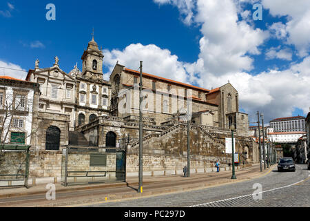 Porto, Portugal - Mars 23, 2015 : large vue sur la célèbre église de San Francisco dans le centre de Porto, Portugal Banque D'Images