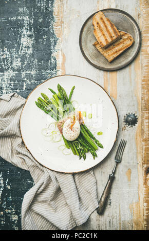 Petit-déjeuner sain aux asperges vertes, oeuf dur , bacon et des toasts Banque D'Images