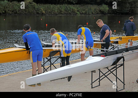 Les hommes de la CMR le lancement d'un quad, à Warrington Rowing Club 2018 Régate d'été, Howley lane, rivière Mersey, Cheshire, North West England, UK Banque D'Images