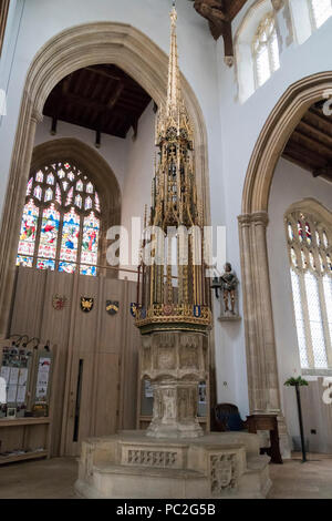 Ornate font dans l'église de St Edmund, Roi et martyr dans la ville de Southwold, Suffolk, UK Banque D'Images