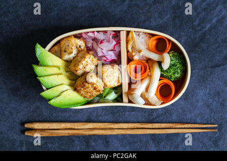 Boîte à lunch bento japonais withg champignons, onigiri et tofu Banque D'Images