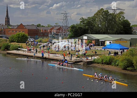 Vue du pont de Kingsway, Warrington Rowing Club 2018 Régate d'été, Howley lane, rivière Mersey, Cheshire, North West England, UK Banque D'Images