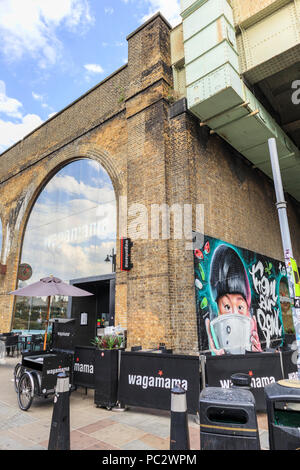 Extérieur de Wagamama Clink Street restaurant japonais sur South Bank, Southwark, London SE1 construit en fer anciennes arches sur une journée ensoleillée avec ciel bleu Banque D'Images