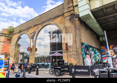 Extérieur de Wagamama Clink Street restaurant japonais sur South Bank, Southwark, London SE1 construit en fer anciennes arches sur une journée ensoleillée avec ciel bleu Banque D'Images