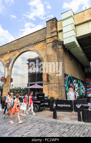 Extérieur de Wagamama Clink Street restaurant japonais sur South Bank, Southwark, London SE1 construit en fer anciennes arches sur une journée ensoleillée avec ciel bleu Banque D'Images