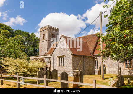 St Michael et Tous les Anges' Church, une église du 12ème siècle à Shalbourne, un petit village rural dans le Wiltshire, dans le sud de l'Angleterre en été Banque D'Images