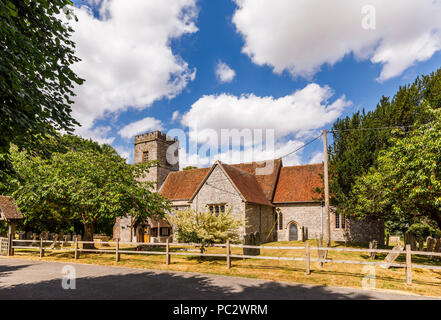 St Michael et Tous les Anges' Church, une église du 12ème siècle à Shalbourne, un petit village rural dans le Wiltshire, dans le sud de l'Angleterre en été Banque D'Images