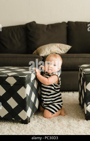 Mignon Bébé garçon joue à la maison Banque D'Images