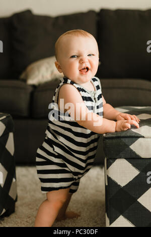 Mignon Bébé garçon joue à la maison Banque D'Images