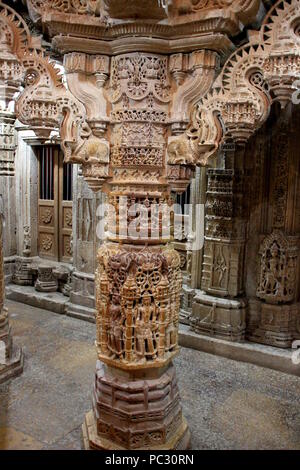 Sculpture spectaculaire sur pilier et arches à Jain temple de Fort Jaisalmer, Jaisalmer, Rajasthan, Inde, Asie Banque D'Images