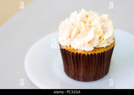 Cupcake à la vanille décoré avec des boules de couleur Banque D'Images