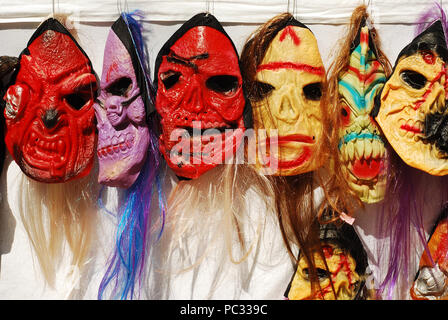 Les masques de carnaval au marché de zombie Banque D'Images