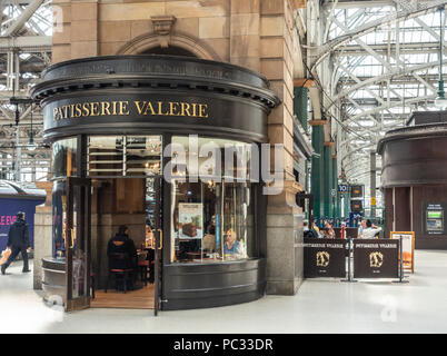 De l'extérieur, et les clients de la succursale de pâtisserie, pâtisserie Valerie cafe de la gare centrale de Glasgow. Banque D'Images