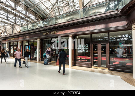 Gare à la gare centrale de Glasgow. Les clients à marcher vers le Costa Coffee, un autre en direction de Krispy Kreme et passagers en passant devant. L'Écosse, au Royaume-Uni. Banque D'Images