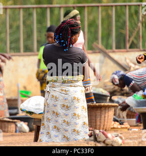 GANVIE, BÉNIN - Jan 11, 2017 : femme béninois non identifiés au port du lac Nokwe. Bénin Les gens souffrent de la pauvreté en raison de la mauvaise économie. Banque D'Images