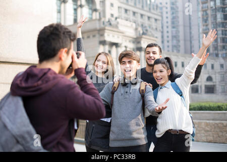 L'étranger les étudiants prenant des photos gaies sur le campus Banque D'Images