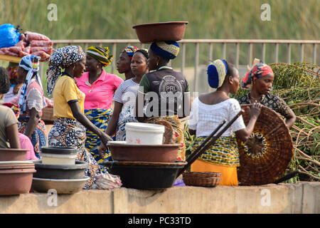 GANVIE, BÉNIN - Jan 11, 2017 : peuple béninois non identifiés au marché du port du lac Nokwe. Bénin Les gens souffrent de la pauvreté en raison de la mauvais Banque D'Images