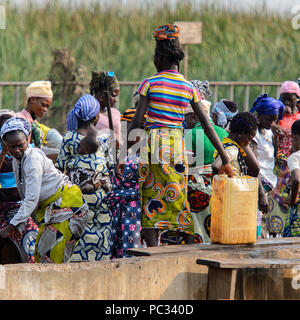 GANVIE, BÉNIN - Jan 11, 2017 : peuple béninois non identifiés au marché du port du lac Nokwe. Bénin Les gens souffrent de la pauvreté en raison de la mauvais Banque D'Images