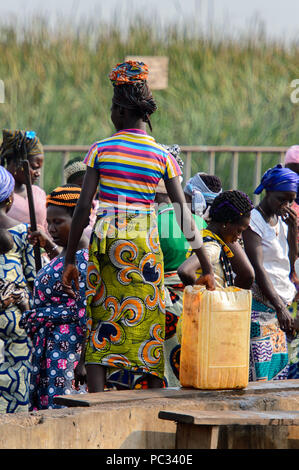 GANVIE, BÉNIN - Jan 11, 2017 : peuple béninois non identifiés au marché du port du lac Nokwe. Bénin Les gens souffrent de la pauvreté en raison de la mauvais Banque D'Images