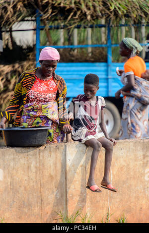 GANVIE, BÉNIN - Jan 11, 2017 : petite fille béninois non identifiés au marché du port du lac Nokwe. Bénin Les gens souffrent de la pauvreté en raison de la Banque D'Images