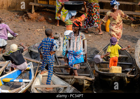 GANVIE, BÉNIN - Jan 11, 2017 : peuple béninois non identifiés au port du lac Nokwe. Bénin Les gens souffrent de la pauvreté en raison de la mauvaise économie. Banque D'Images