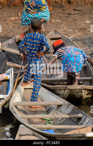 GANVIE, BÉNIN - Jan 11, 2017 : peuple béninois non identifiés au port du lac Nokwe. Bénin Les gens souffrent de la pauvreté en raison de la mauvaise économie. Banque D'Images