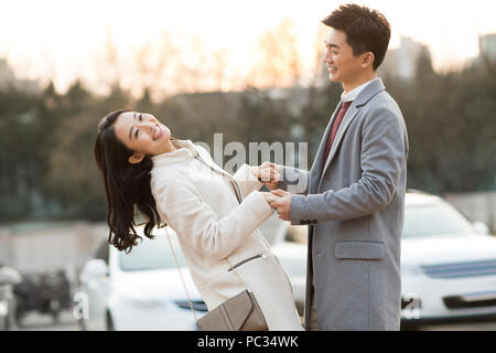 Cheerful young couple chinois Banque D'Images