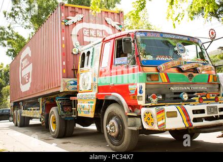 Camion de transport locale capturé au Pakistan avec des dessins typiques sur elle Banque D'Images