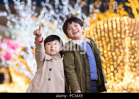 Les enfants chinois joyeuse looking at view Banque D'Images