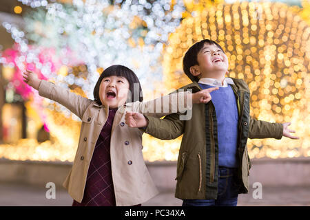 Les enfants jouent à l'extérieur chinois joyeuse Banque D'Images