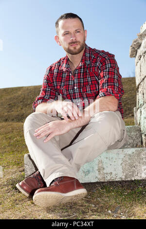 Une image d'un homme barbu vue basse Banque D'Images