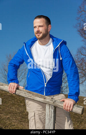 Une image d'un homme barbu debout Banque D'Images