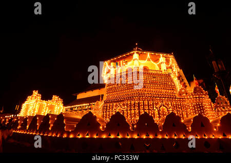 Temple de la dent la nuit, Kandy, Sri Lanka Banque D'Images