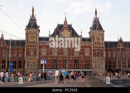 L'extérieur d'Amsterdam Centraal Station, conçu par Pierre Cuypers dans un style néo-gothique, Renaissance. Banque D'Images