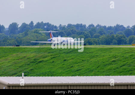 Le roulage et Allegiant Airlines décollant de l'aéroport de Lexington Bluegrass Banque D'Images