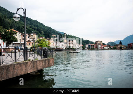 Porto Ceresio est une commune italienne) sur le lac de Lugano dans la province de Varèse dans la région Lombardie, situé à environ 50 kilomètres (31 milles Banque D'Images