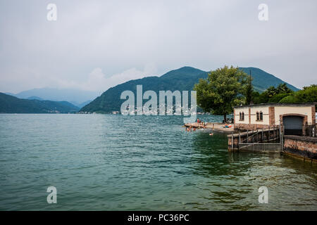 Porto Ceresio est une commune italienne) sur le lac de Lugano dans la province de Varèse dans la région Lombardie, situé à environ 50 kilomètres (31 milles Banque D'Images