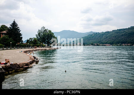 Porto Ceresio est une commune italienne) sur le lac de Lugano dans la province de Varèse dans la région Lombardie, situé à environ 50 kilomètres (31 milles Banque D'Images