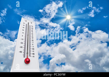 Haut Sun thermomètre degrés. Chaude journée d'été. Les températures estivales Banque D'Images