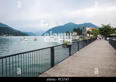 Porto Ceresio est une commune italienne) sur le lac de Lugano dans la province de Varèse dans la région Lombardie, situé à environ 50 kilomètres (31 milles Banque D'Images