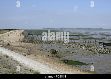 Marée basse à l'Swale, à la mer le long du mur vers l'île de Sheppy. Kent Wildlife Trust. Banque D'Images