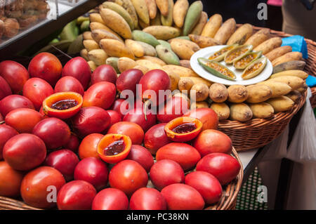 Fruit maracuja rouge sur le marché de Madère Banque D'Images