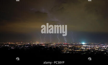 Storm et lightning dans la nuit sur la ville de Vienne, Autriche Banque D'Images