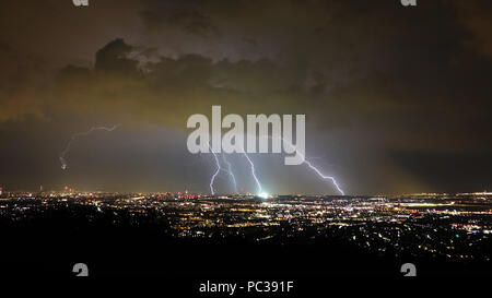 Storm et lightning dans la nuit sur la ville de Vienne, Autriche Banque D'Images