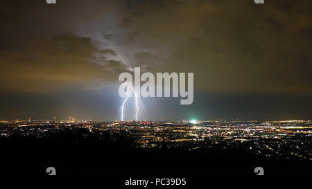 Storm et lightning dans la nuit sur la ville de Vienne, Autriche Banque D'Images