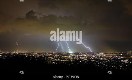 Storm et lightning dans la nuit sur la ville de Vienne, Autriche Banque D'Images