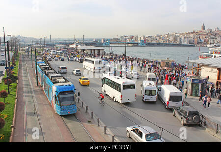 ISTANBUL, TURQUIE - 31 mars 2013 : Avis sur le trafic à côté de la jetée d'Eminonu et pont de Galata à Istanbul, Turquie Banque D'Images