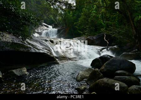 Josephine Falls est une grande chute d'eau et une destination touristique populaire et la place, Josephine Falls à pied, Bartle Frere QLD, Australie Banque D'Images